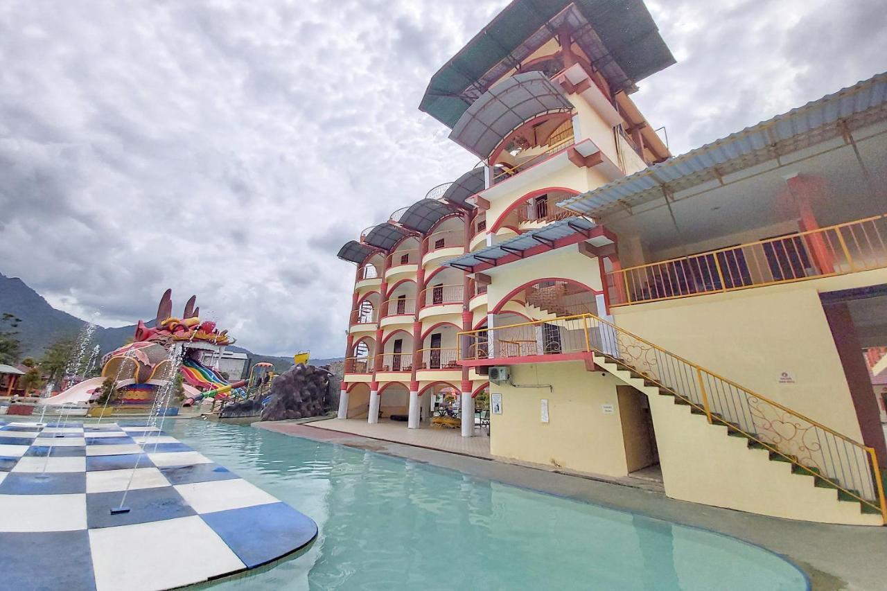 Oyo 3196 Hotel Taman Cinta Singkawang Exterior photo