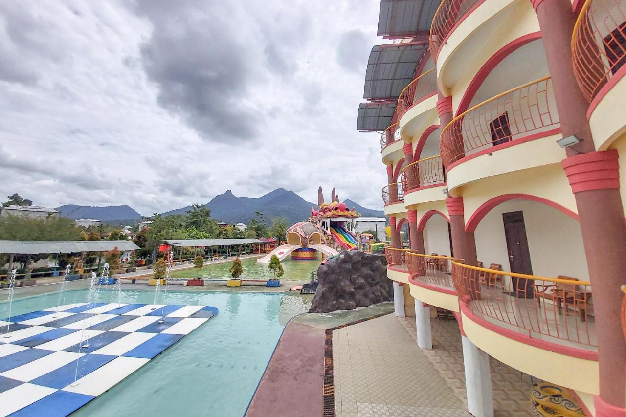 Oyo 3196 Hotel Taman Cinta Singkawang Exterior photo